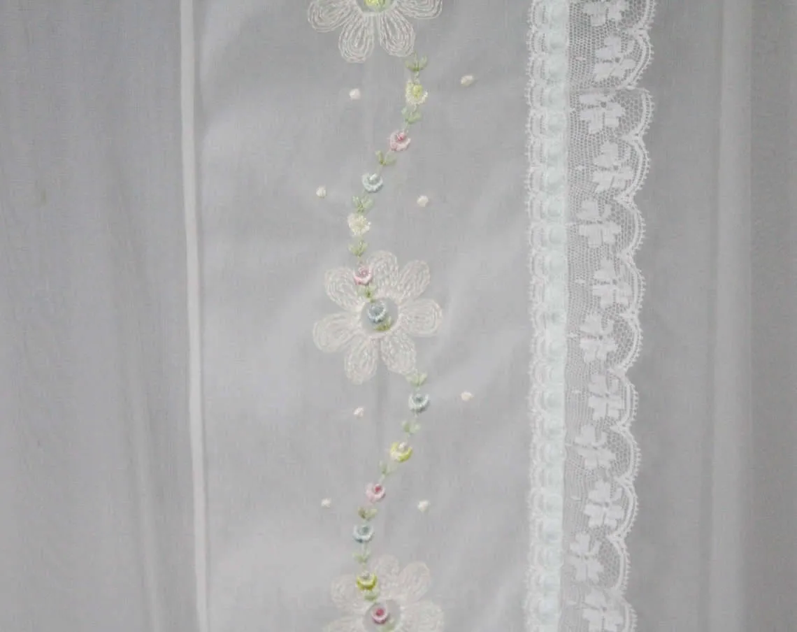 Size 8 Nightgown & Robe Set - Small Medium 1960s Peignoir Lingerie - Beautiful Pastel Daisy Embroidery - Summer Trousseau Nightie - Bust 35