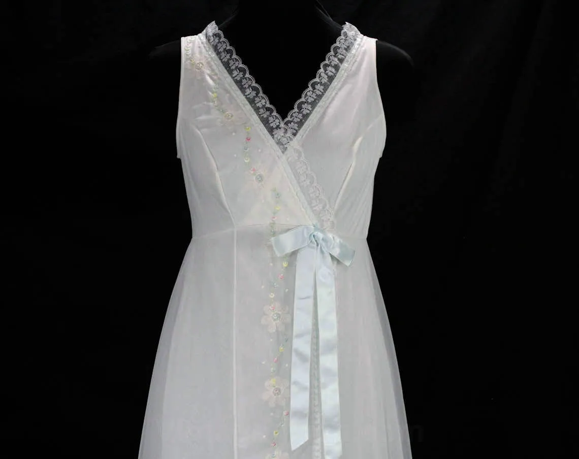 Size 8 Nightgown & Robe Set - Small Medium 1960s Peignoir Lingerie - Beautiful Pastel Daisy Embroidery - Summer Trousseau Nightie - Bust 35