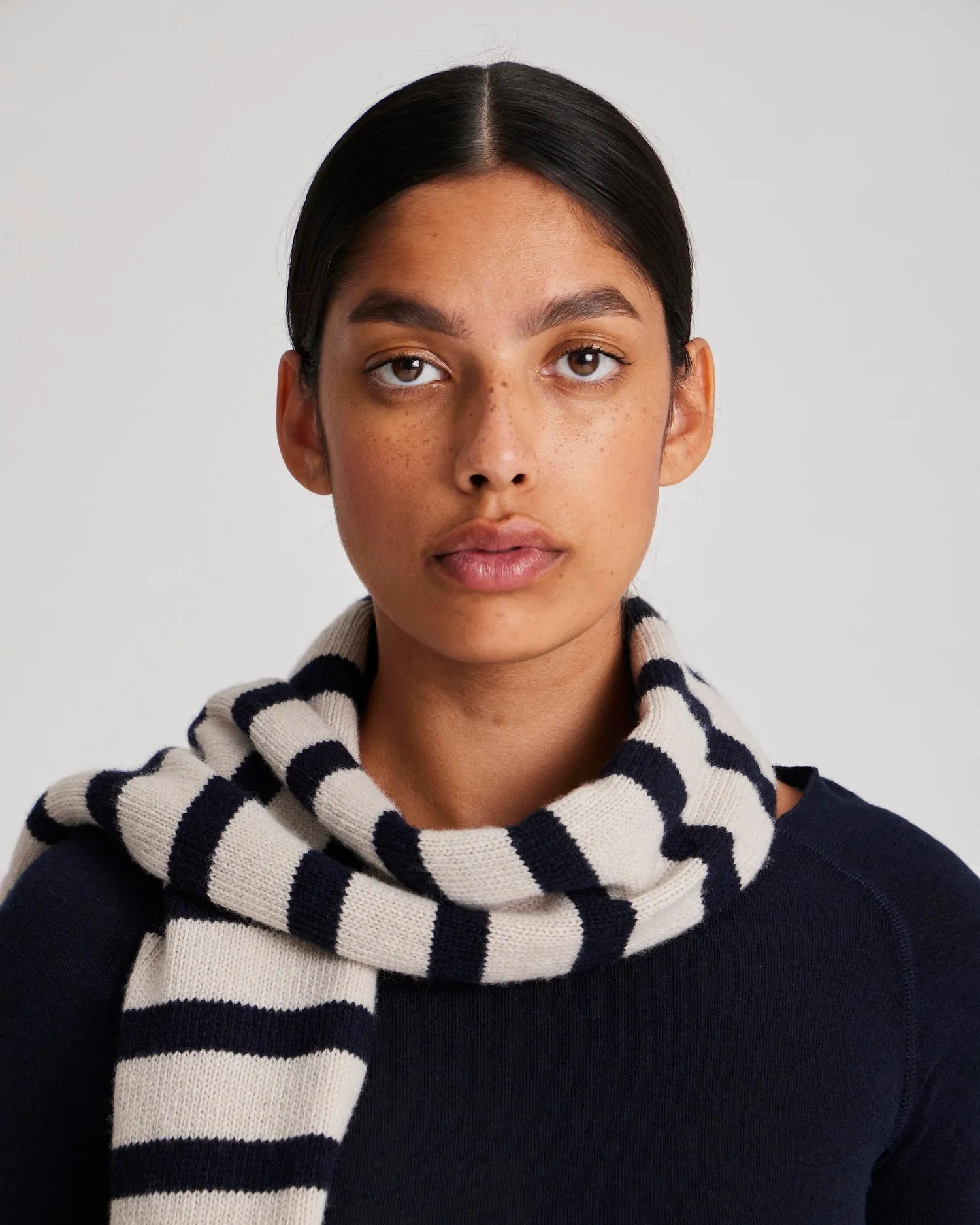 Tanja Lambswool Scarf GOTS 243975 - Dark Grey